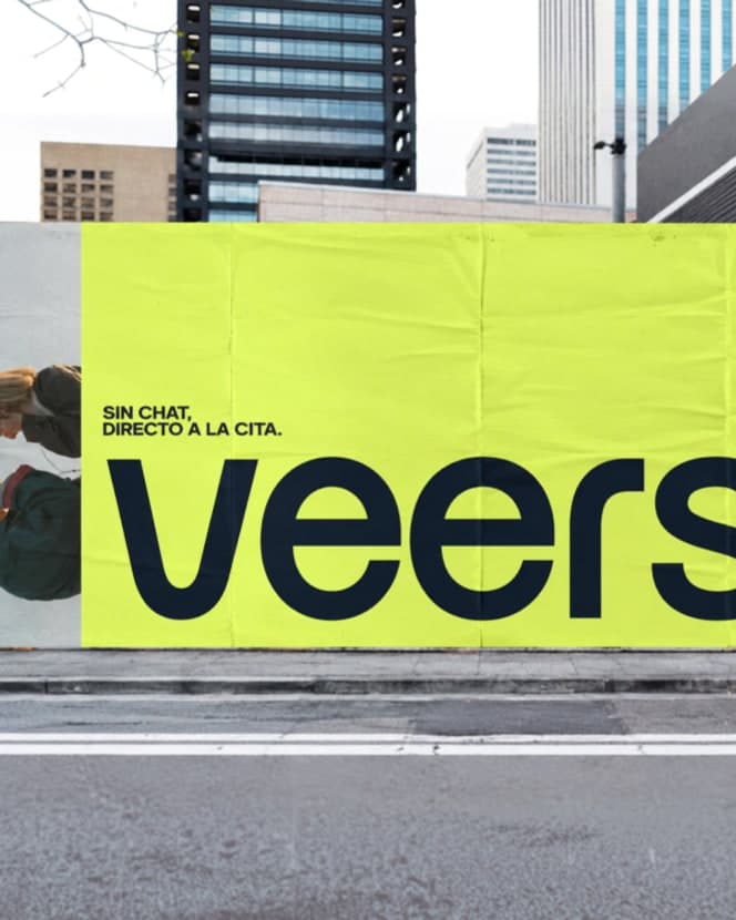 Cartel de Veerse pegado en una valla de obra en la calle