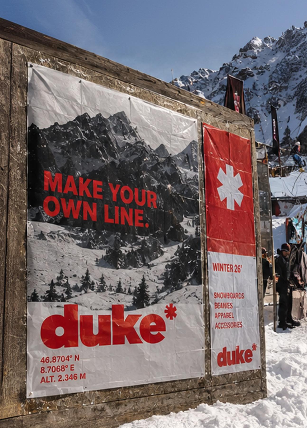 Lonas de la campaña de Duke junto a una pista