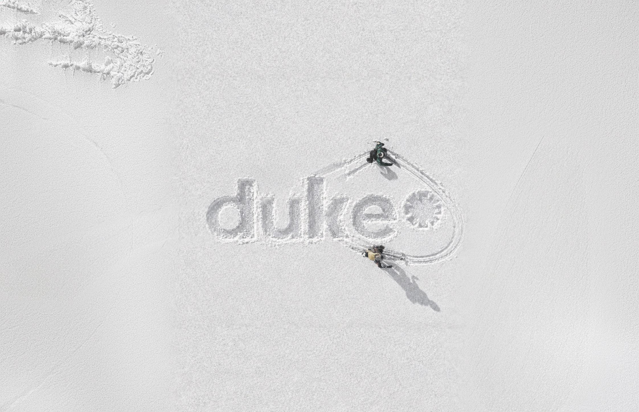 El logotipo de Duke dibujado en la nieve por dos snowboarders