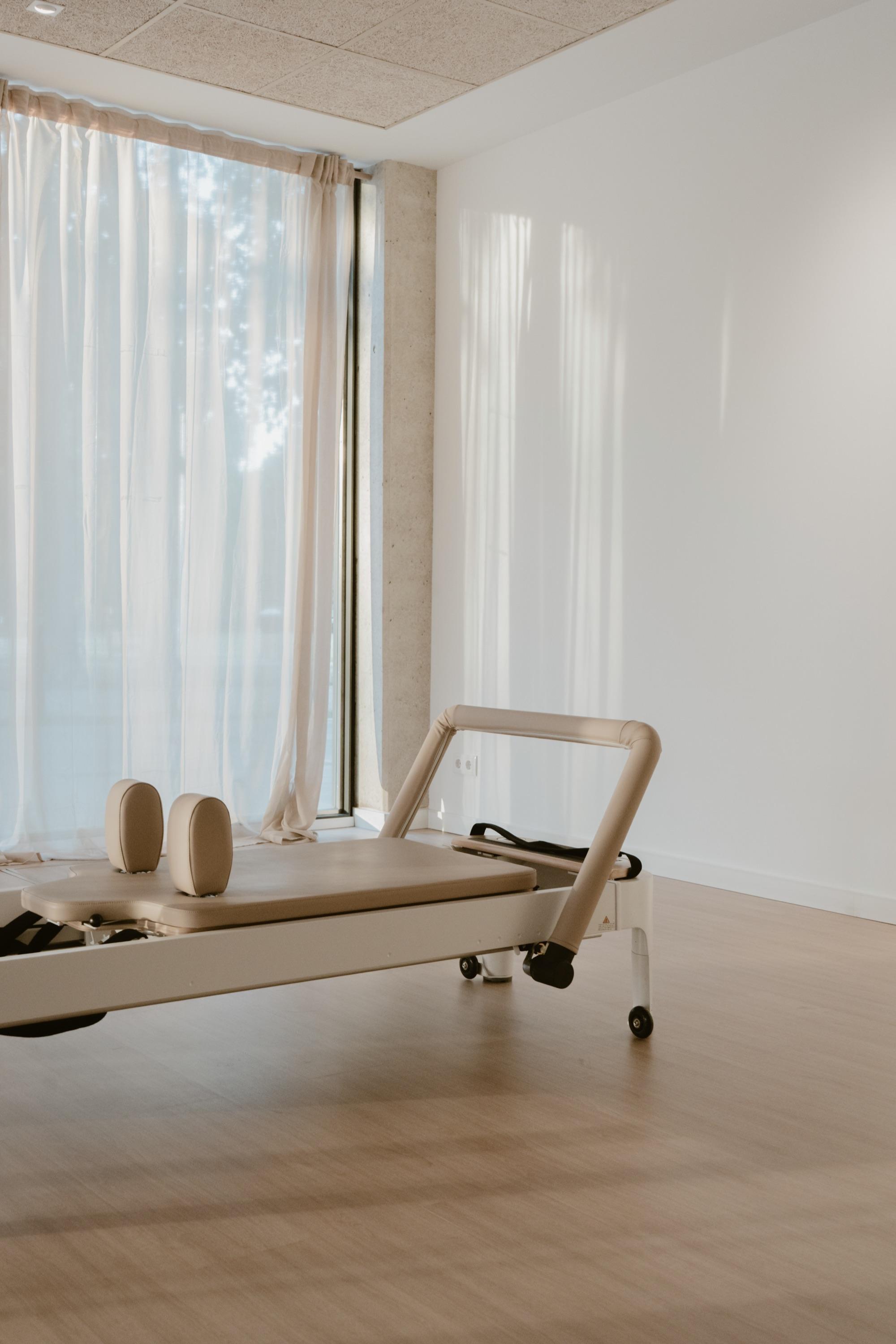 Máquina reformer en la sala del estudio de pilates Grace Studio