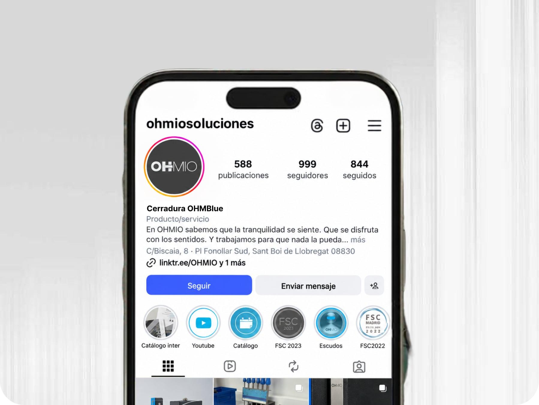Móvil con el perfil de Instagram de OHMIO