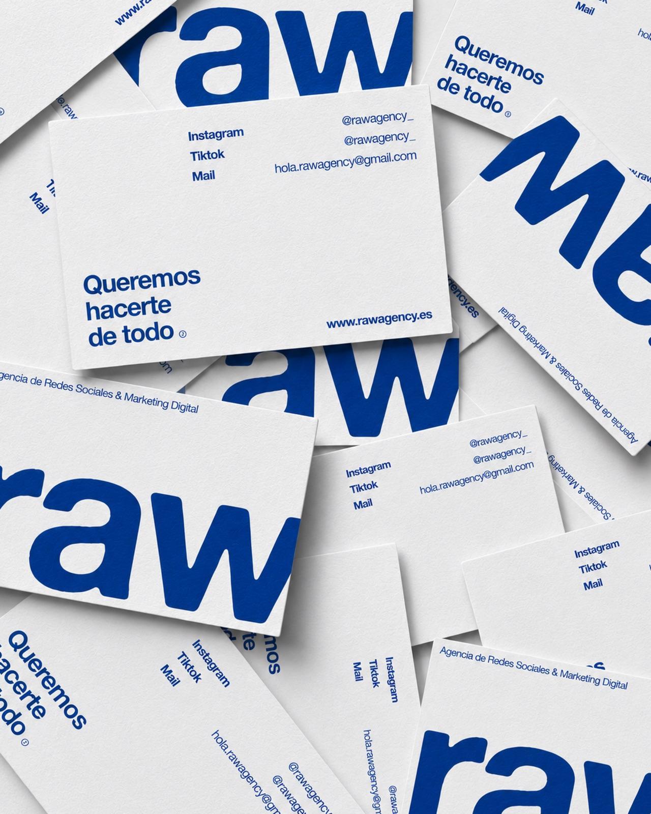 Tarjetas de visita de RAW Agency con el lema Queremos hacerte de todo