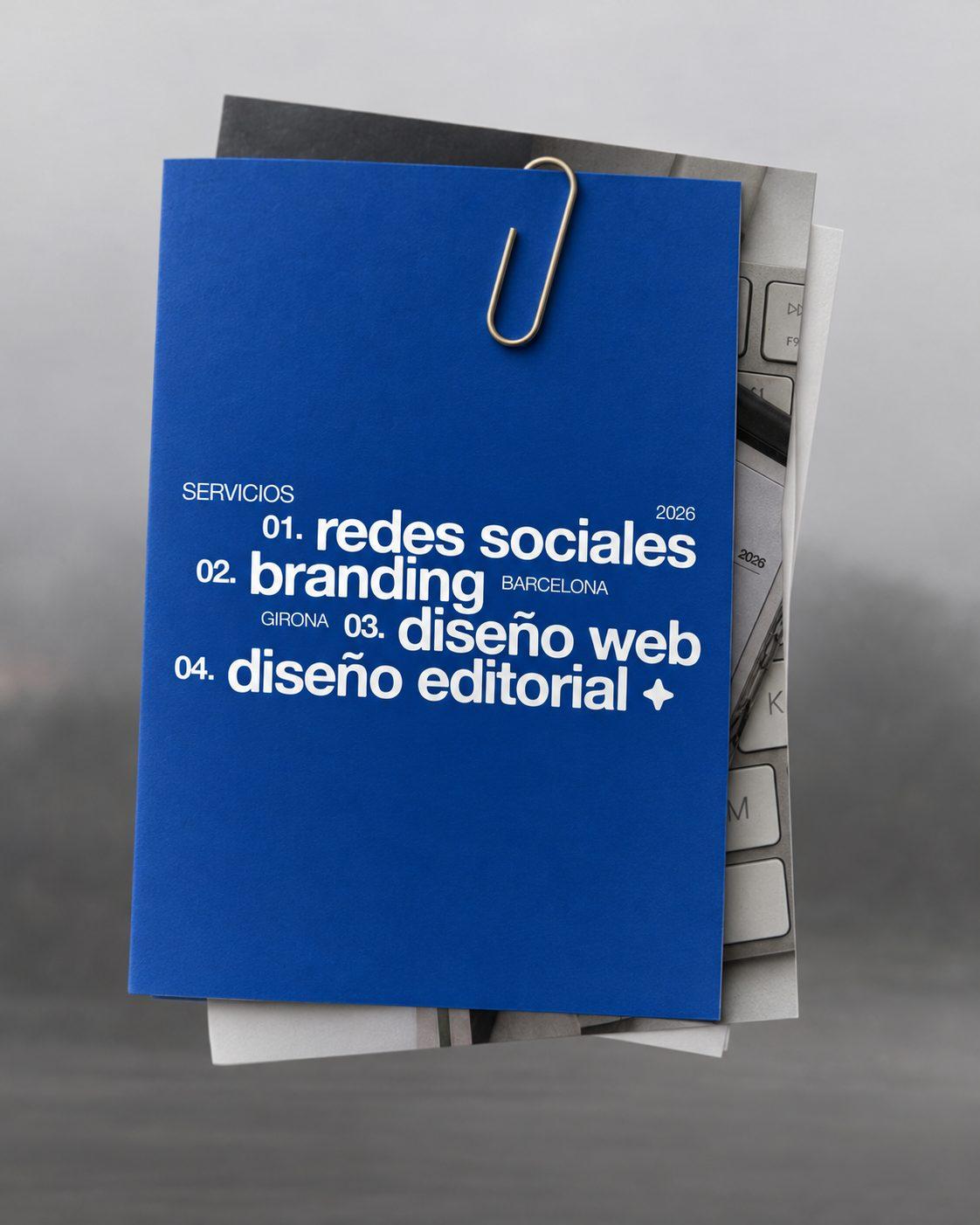 Carpeta azul de servicios de RAW Agency con un clip