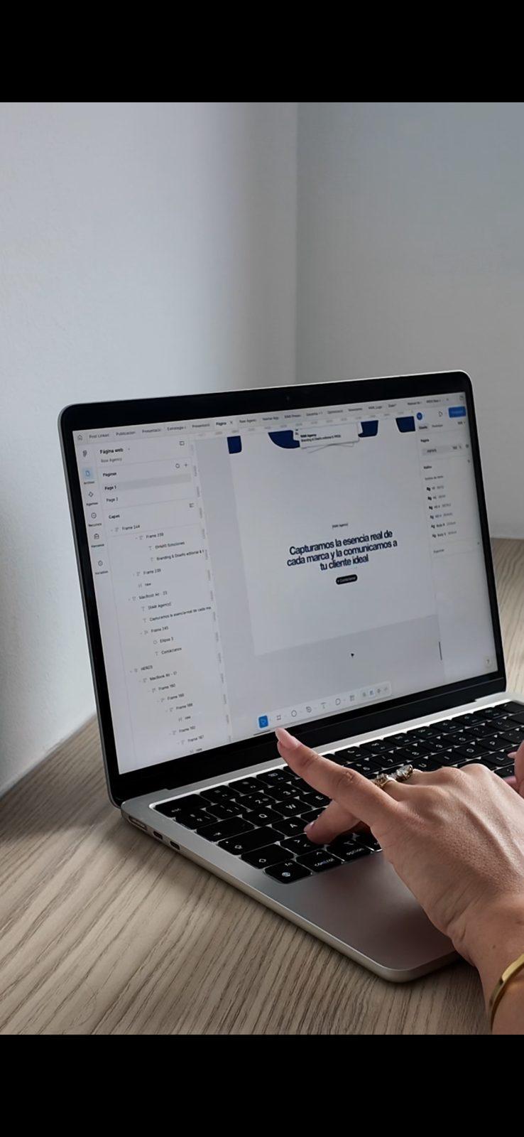 Trabajando en la web de RAW Agency en un portátil